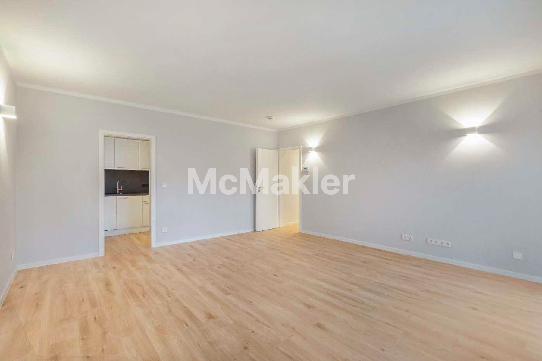 Helle und sanierte 2-Zimmer Souterrain-Wohnung mit großer Terrasse