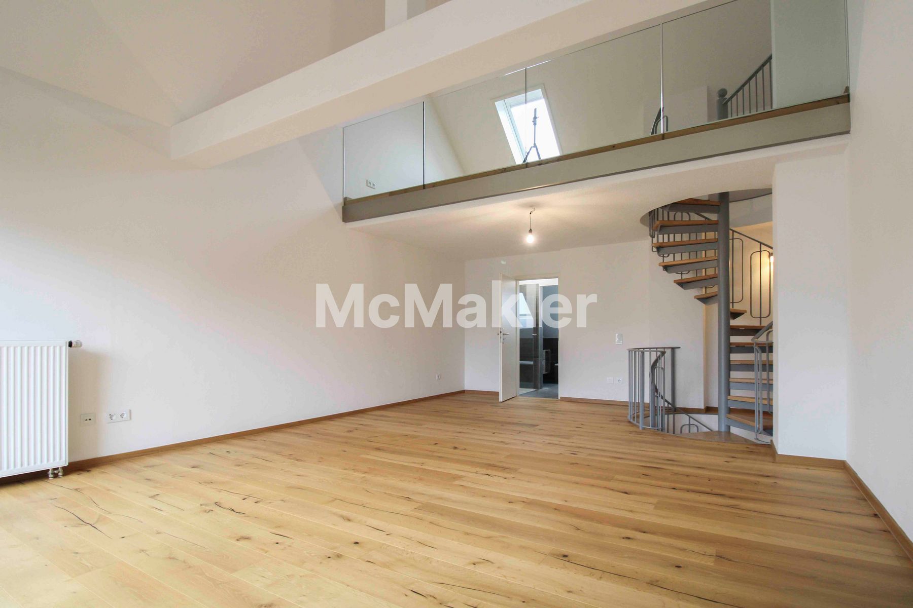 *Bezugsfrei* Moderne Maisonette-Wohnung mit EBK, Galerie und Stellplatz - frisch saniert 
