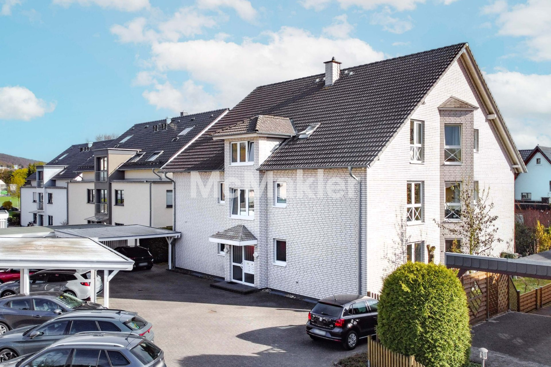 Modernes Wohnen in attraktiver Lage: 3-Zimmerwohnung mit Terrasse und 2 Stellplätzen in BI-Quelle