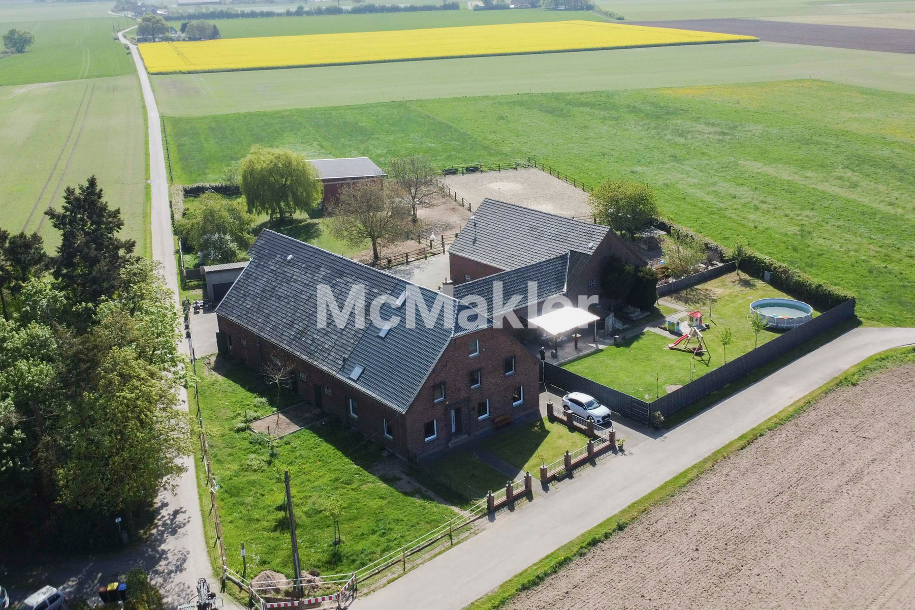 Pferdehof in Alleinlage von Xanten-Vynen mit 10 Boxen Nebengebäuden Weiden und Reitplatz