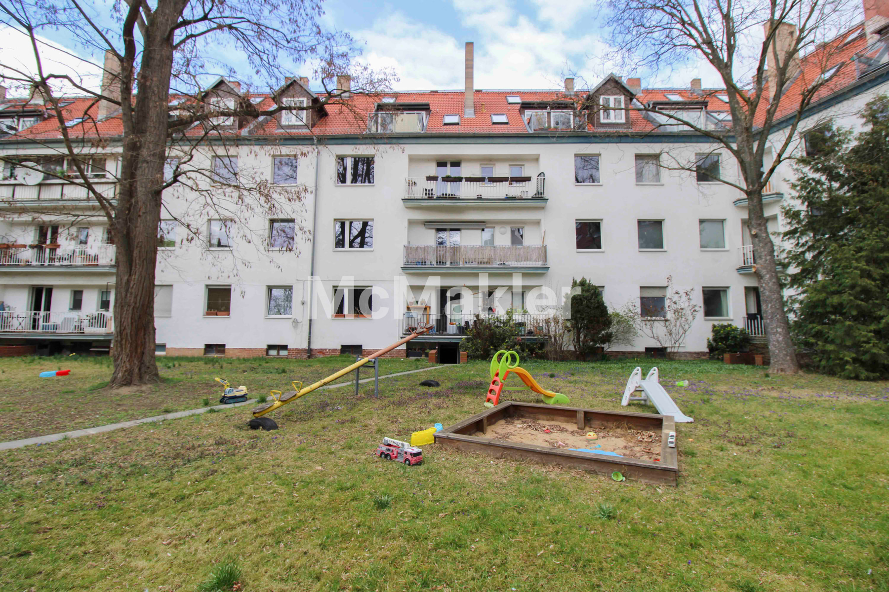 Bezugsfrei: Sanierungsbedürftige 2- Zimmer-Wohnung mit Balkon in Weißensee