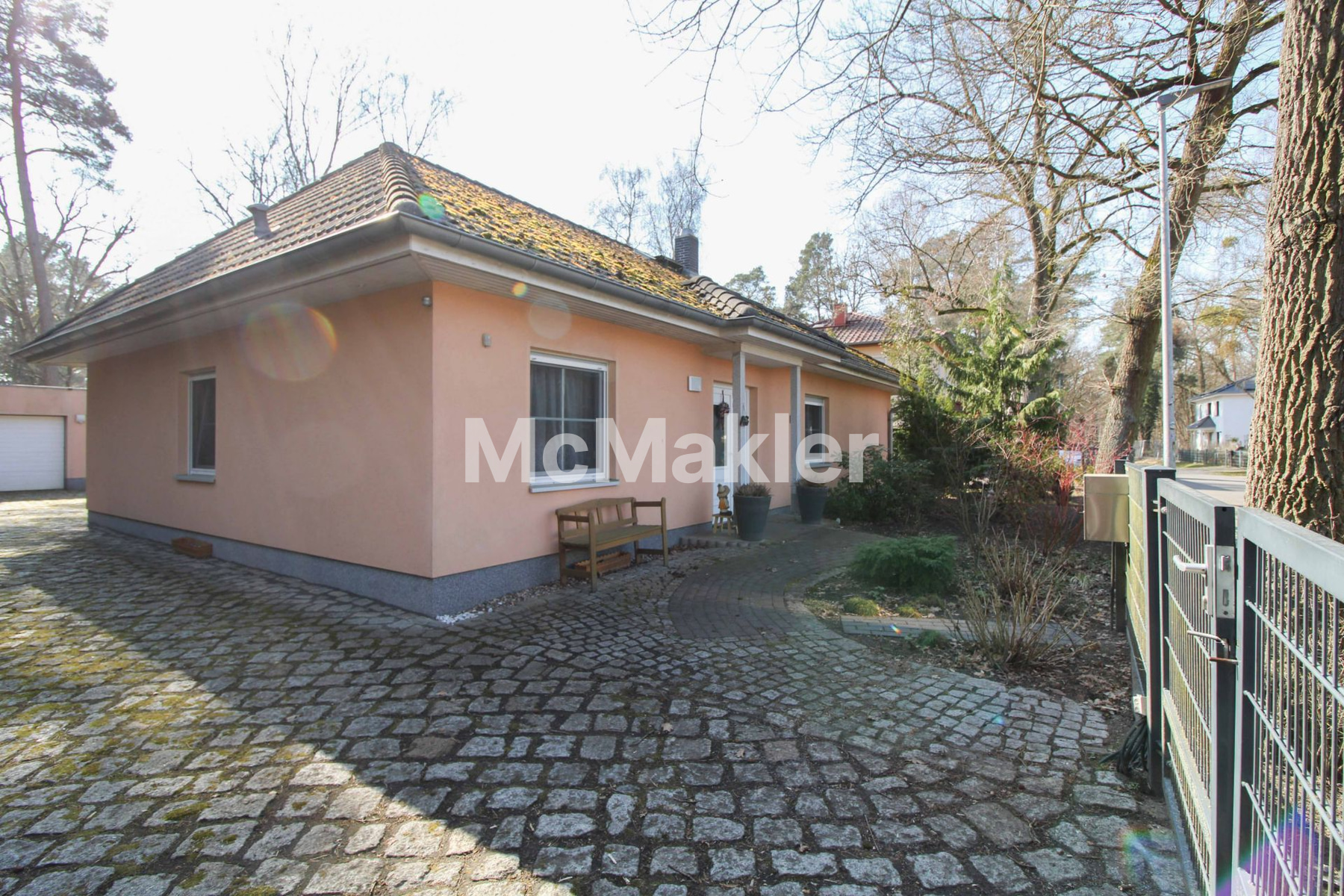 Wohnen auf einer Ebene! Bungalow mit Kamin, Klimaanlage & Doppelgarage in ruhiger Lage von Falkensee