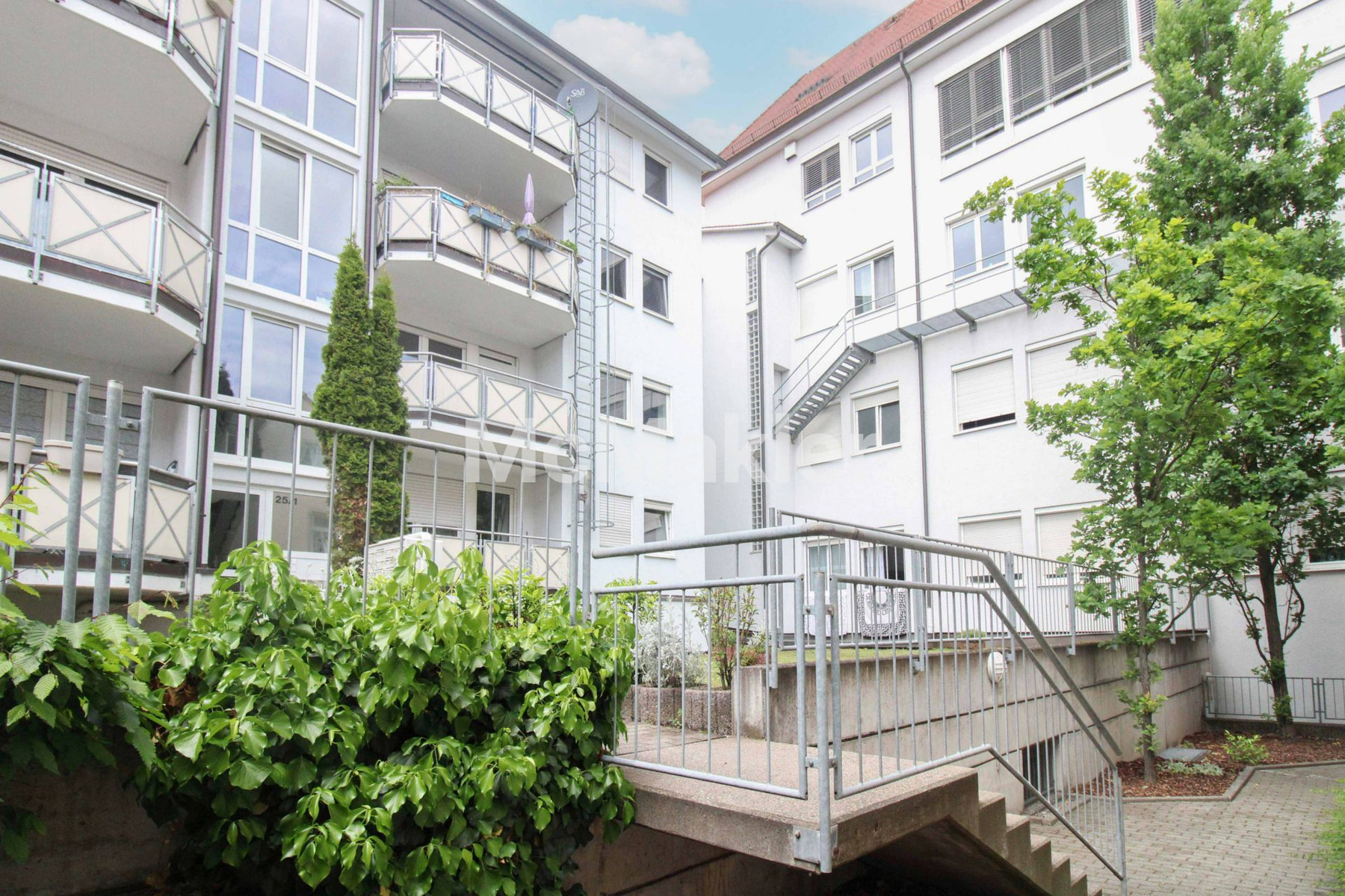 Sofort bezugsfrei und zentral: Gepflegte 2-Zimmer-Wohnung mit Balkon,Aufzug und TG-Stellplatz