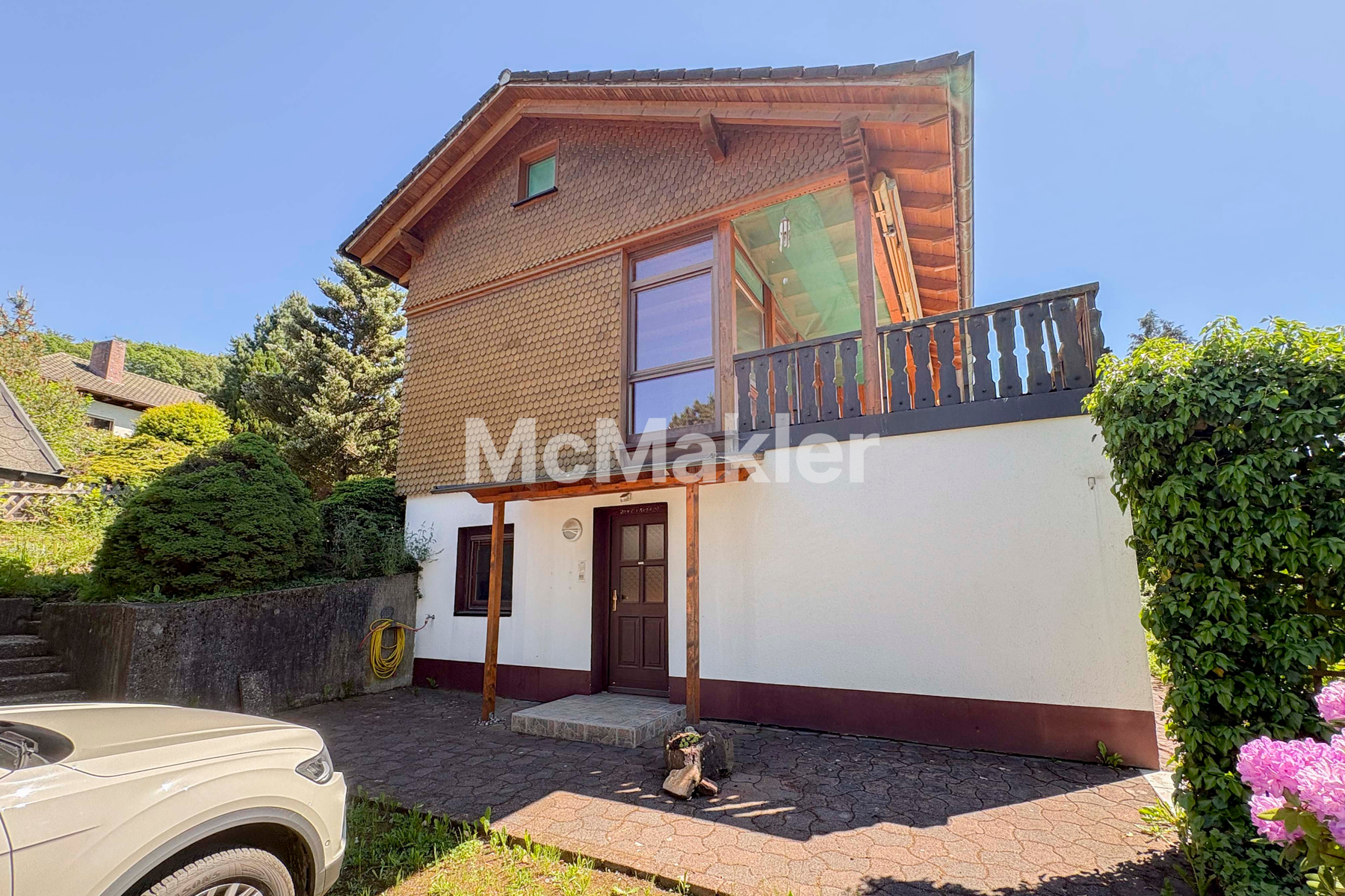 Großzügiges Wohnhaus mit separatem Wohnbereich und sonnigem Balkon
