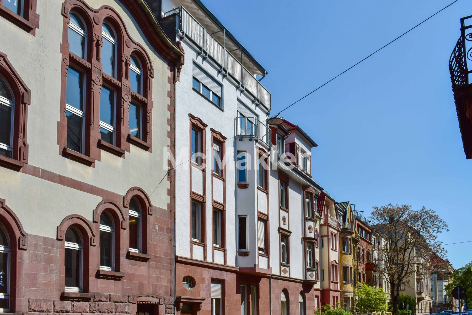 Helle modernisierte Dachgeschoss Maisonette 4,5 Zimmer, 2 Tgl. Bäder, Dachterrasse, Balkon, Keller