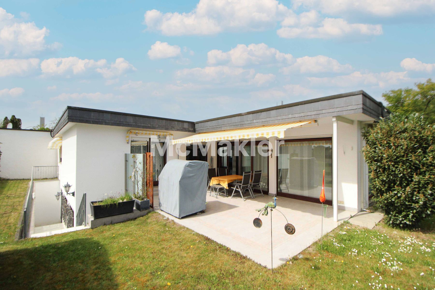Großzügiger Bungalow mit sep. Einliegerwohnung, Garten und 2 Terrassen in Feldrandlage
