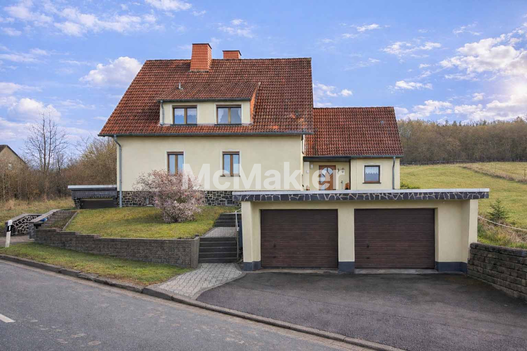 Großes Einfamilienhaus mit Gartenparadies, Gäste- und Nutzflächen sowie mehreren Garagen