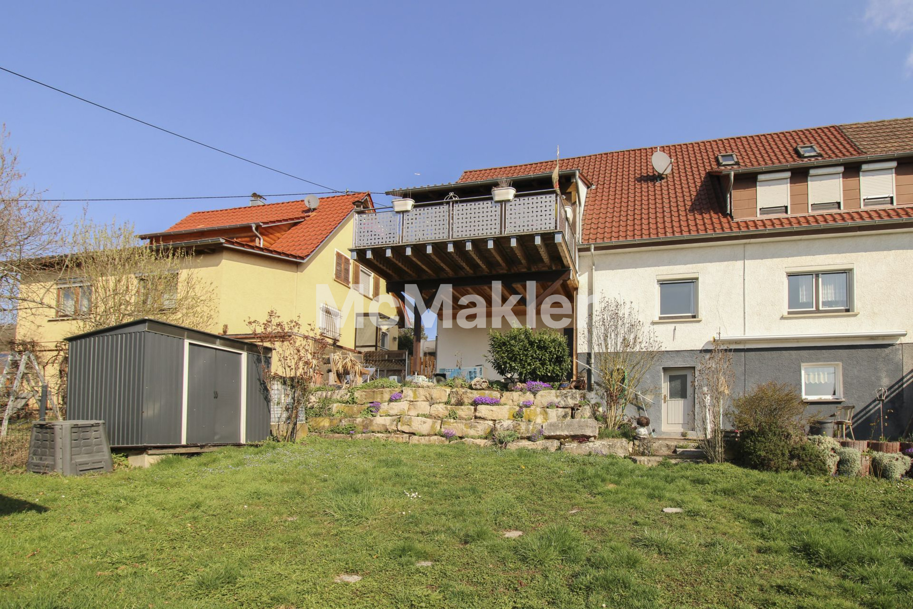 DHH mit großem Garten, Balkon und Garage
